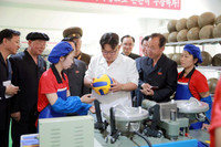 [ẢNH] Chủ tịch Kim Jong-un thị sát các cơ sở kinh tế của Triều Tiên
