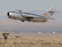 Màn trình diễn không thể táo bạo hơn của phi công tiêm kích MiG-17