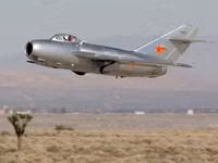 Màn trình diễn không thể táo bạo hơn của phi công tiêm kích MiG-17