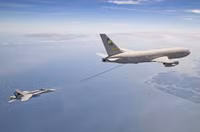 [ẢNH] Tiêm kích F/A-18 Hornet bay ngay trên đầu tổ hợp phòng không S-400 Triumf