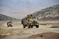 [ẢNH] Nga cấp tốc mang xe bọc thép Thổ Nhĩ Kỳ thu được ở Syria về nước