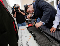 Kì lạ nghi lễ tôn thờ súng đạn tổ chức ở nhà thờ của Mỹ