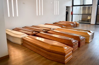 [ẢNH] Linh mục qua đời vì Covid-19 sau khi nhường máy thở cho người khác