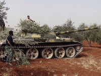 [ẢNH] Xe tăng Nga ào ạt tràn tới Bắc Hama, dấu hiệu sắp đánh lớn?