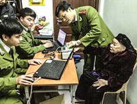 Công an Thủ đô tất bật phục vụ nhân dân ngày cuối năm 2017