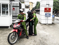 Công an Thủ đô tất bật phục vụ nhân dân ngày cuối năm 2017