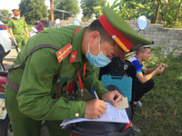 Con chưa đủ tuổi, không có giấy phép lái xe vẫn được mẹ 'nhờ' chở đi khắp nơi