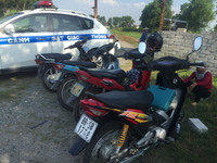 Con chưa đủ tuổi, không có giấy phép lái xe vẫn được mẹ 'nhờ' chở đi khắp nơi