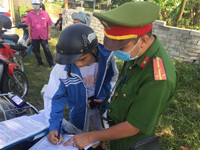 Con chưa đủ tuổi, không có giấy phép lái xe vẫn được mẹ 'nhờ' chở đi khắp nơi