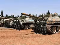 [ẢNH] Xe tăng Syria tiến vào Idlib sau thắng lợi bước ngoặt ở Hama
