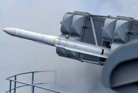 [ẢNH] Tàu sân bay Mỹ phóng tên lửa xé toạc hai tên lửa chống hạm cùng lúc