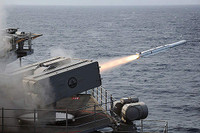 [ẢNH] Tàu sân bay Mỹ phóng tên lửa xé toạc hai tên lửa chống hạm cùng lúc