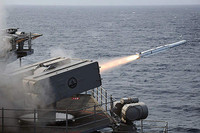 [ẢNH] Tàu sân bay Mỹ phóng tên lửa xé toạc hai tên lửa chống hạm cùng lúc