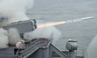 [ẢNH] Tàu sân bay Mỹ phóng tên lửa xé toạc hai tên lửa chống hạm cùng lúc