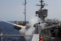 [ẢNH] Tàu sân bay Mỹ phóng tên lửa xé toạc hai tên lửa chống hạm cùng lúc
