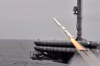 [ẢNH] Tàu sân bay Mỹ phóng tên lửa xé toạc hai tên lửa chống hạm cùng lúc