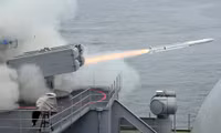 [ẢNH] Tàu sân bay Mỹ phóng tên lửa xé toạc hai tên lửa chống hạm cùng lúc