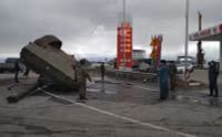 [ẢNH] Sau T-72B và Pantsir-S1, đến lượt pháo tự hành 2S7 Pion Nga đổ lật nhào khi hành quân