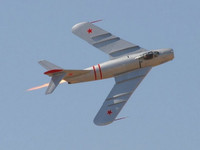 Màn trình diễn không thể táo bạo hơn của phi công tiêm kích MiG-17