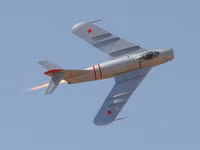 Màn trình diễn không thể táo bạo hơn của phi công tiêm kích MiG-17