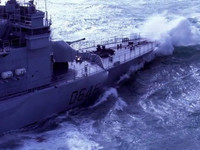 Biển giận giữ, chiến hạm hàng nghìn tấn của Pháp chật vật tìm sự sống