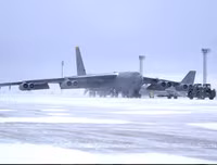 [ẢNH] B-52 Mỹ đột ngột bay sát đảo nhân tạo phi pháp ở biển Đông khiến Trung Quốc giật mình?