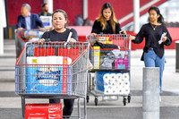 [ẢNH] Covid-19 khiến người nước ngoài ẩu đả vì giành mua giấy vệ sinh