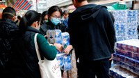[ẢNH] Covid-19 khiến người nước ngoài ẩu đả vì giành mua giấy vệ sinh