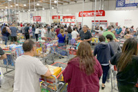 [ẢNH] Covid-19 khiến người nước ngoài ẩu đả vì giành mua giấy vệ sinh