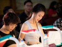 Phùng Bảo Ngọc Vân rạng rỡ làm giám khảo bên ca sĩ Đinh Mạnh Ninh