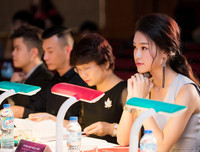 Phùng Bảo Ngọc Vân rạng rỡ làm giám khảo bên ca sĩ Đinh Mạnh Ninh