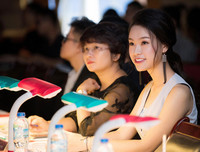 Phùng Bảo Ngọc Vân rạng rỡ làm giám khảo bên ca sĩ Đinh Mạnh Ninh