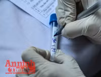 [ẢNH] Người dân mang cả hành lý, sẵn sàng cách ly khi đi test nhanh Covid-19 ở Hà Nội