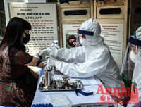 [ẢNH] Người dân mang cả hành lý, sẵn sàng cách ly khi đi test nhanh Covid-19 ở Hà Nội