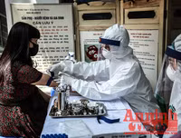 [ẢNH] Người dân mang cả hành lý, sẵn sàng cách ly khi đi test nhanh Covid-19 ở Hà Nội