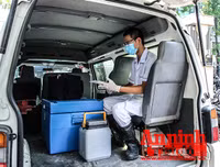 [ẢNH] Người dân mang cả hành lý, sẵn sàng cách ly khi đi test nhanh Covid-19 ở Hà Nội