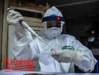 [ẢNH] Người dân mang cả hành lý, sẵn sàng cách ly khi đi test nhanh Covid-19 ở Hà Nội