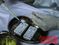 [ẢNH] Người dân mang cả hành lý, sẵn sàng cách ly khi đi test nhanh Covid-19 ở Hà Nội