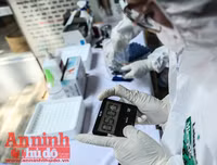 [ẢNH] Người dân mang cả hành lý, sẵn sàng cách ly khi đi test nhanh Covid-19 ở Hà Nội