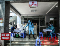 [ẢNH] Người dân mang cả hành lý, sẵn sàng cách ly khi đi test nhanh Covid-19 ở Hà Nội
