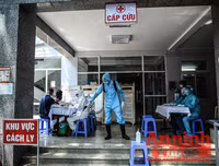 [ẢNH] Người dân mang cả hành lý, sẵn sàng cách ly khi đi test nhanh Covid-19 ở Hà Nội