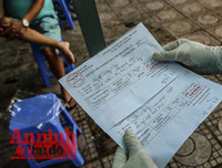 [ẢNH] Người dân mang cả hành lý, sẵn sàng cách ly khi đi test nhanh Covid-19 ở Hà Nội