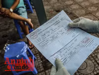 [ẢNH] Người dân mang cả hành lý, sẵn sàng cách ly khi đi test nhanh Covid-19 ở Hà Nội