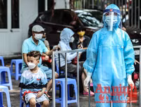 [ẢNH] Người dân mang cả hành lý, sẵn sàng cách ly khi đi test nhanh Covid-19 ở Hà Nội