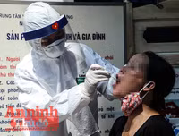 [ẢNH] Người dân mang cả hành lý, sẵn sàng cách ly khi đi test nhanh Covid-19 ở Hà Nội