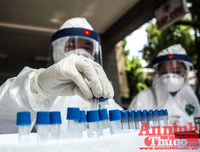 [ẢNH] Người dân mang cả hành lý, sẵn sàng cách ly khi đi test nhanh Covid-19 ở Hà Nội