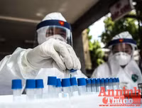 [ẢNH] Người dân mang cả hành lý, sẵn sàng cách ly khi đi test nhanh Covid-19 ở Hà Nội