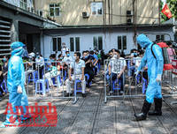 [ẢNH] Người dân mang cả hành lý, sẵn sàng cách ly khi đi test nhanh Covid-19 ở Hà Nội