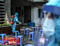 [ẢNH] Người dân mang cả hành lý, sẵn sàng cách ly khi đi test nhanh Covid-19 ở Hà Nội