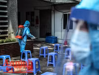 [ẢNH] Người dân mang cả hành lý, sẵn sàng cách ly khi đi test nhanh Covid-19 ở Hà Nội